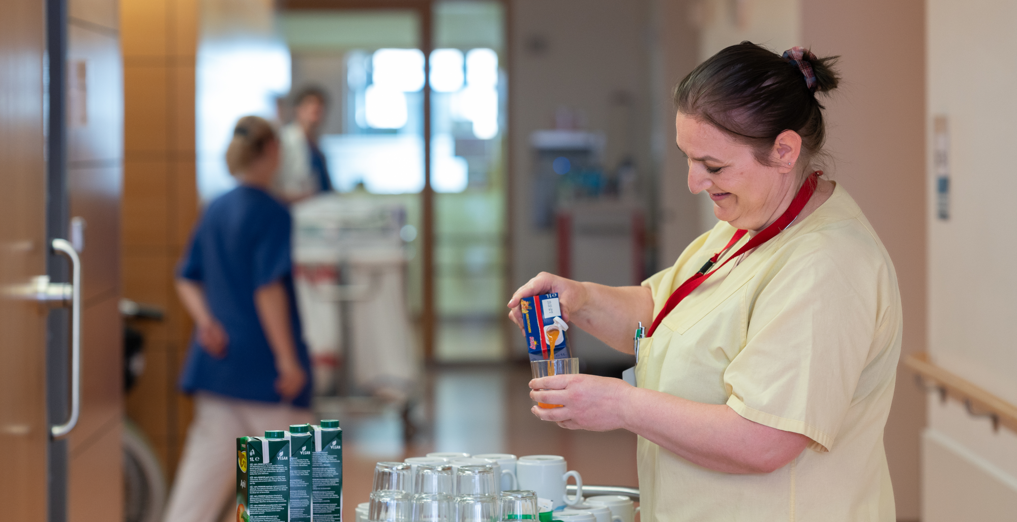 Einschenken von Saft für die Patientenversorgung
